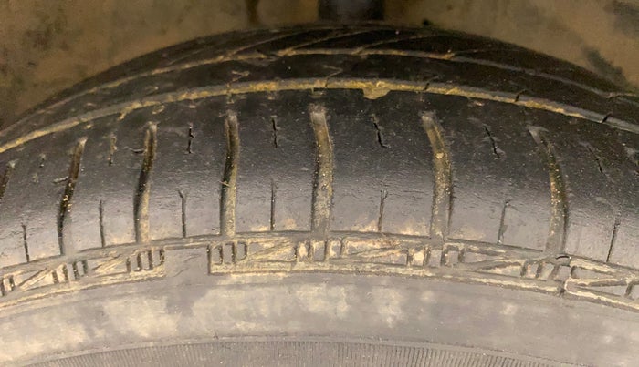 2011 Maruti Swift VXI, Petrol, Manual, 1,02,874 km, Right Front Tyre Tread