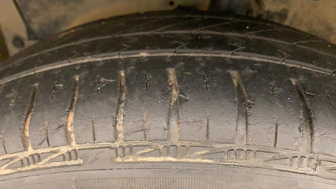 2011 Maruti Swift VXI, Petrol, Manual, 1,02,874 km, Left Front Tyre Tread