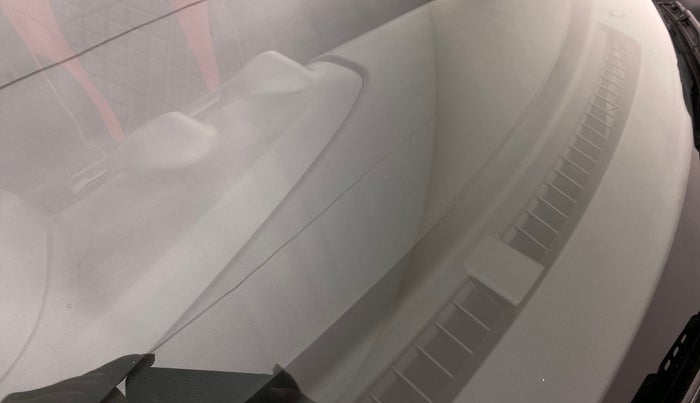2021 Maruti Swift VXI, Petrol, Manual, 17,118 km, Front windshield - Minor spot on windshield