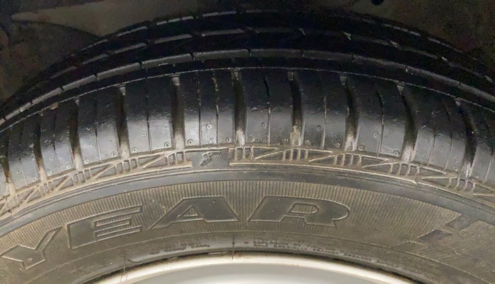 2015 Honda Brio E MT, Petrol, Manual, 14,424 km, Left Front Tyre Tread