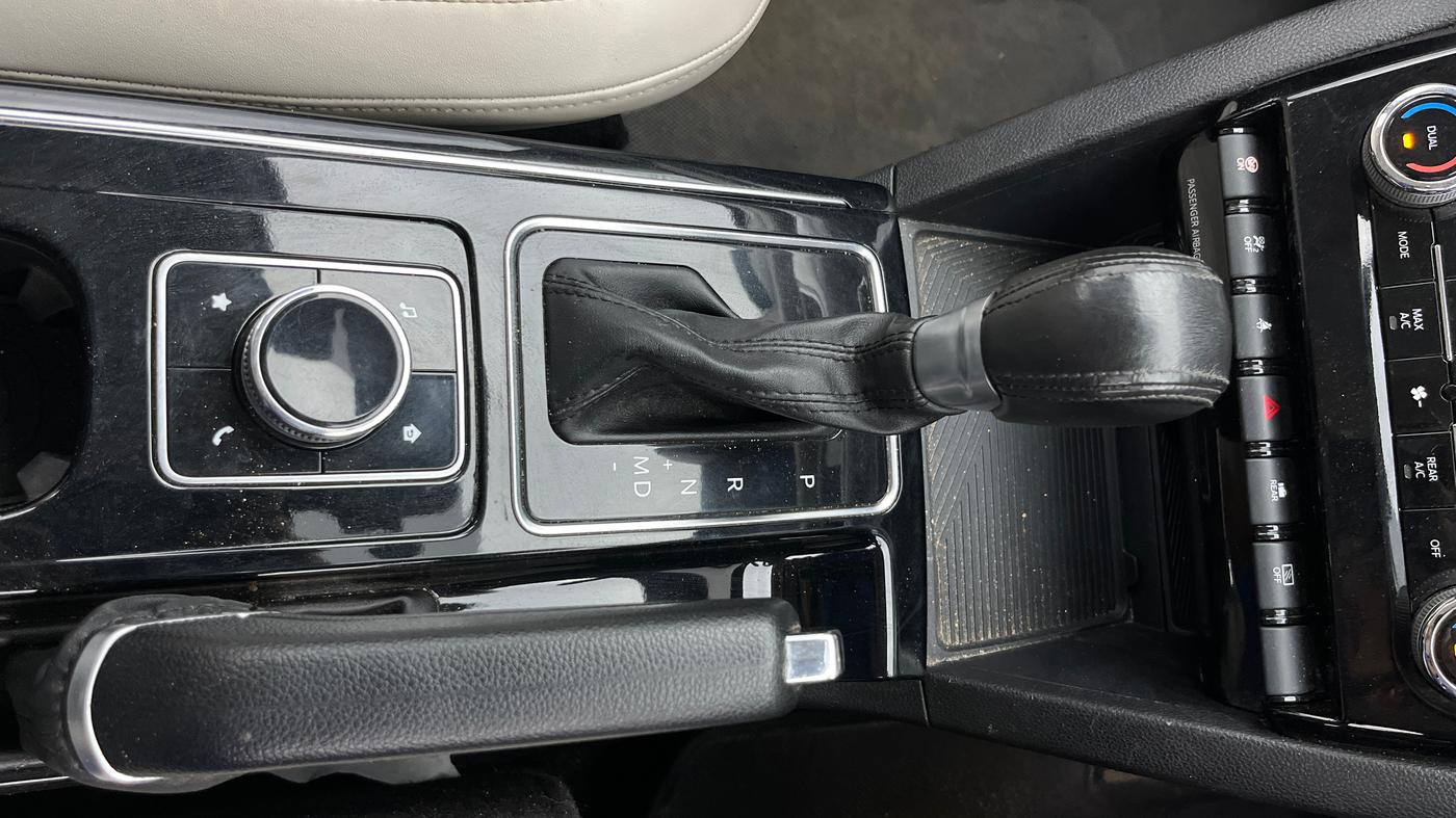 2022 Mahindra XUV700 AX 7 P AT 7 STR, Petrol, Automatic, 49,195 km, Gear Lever