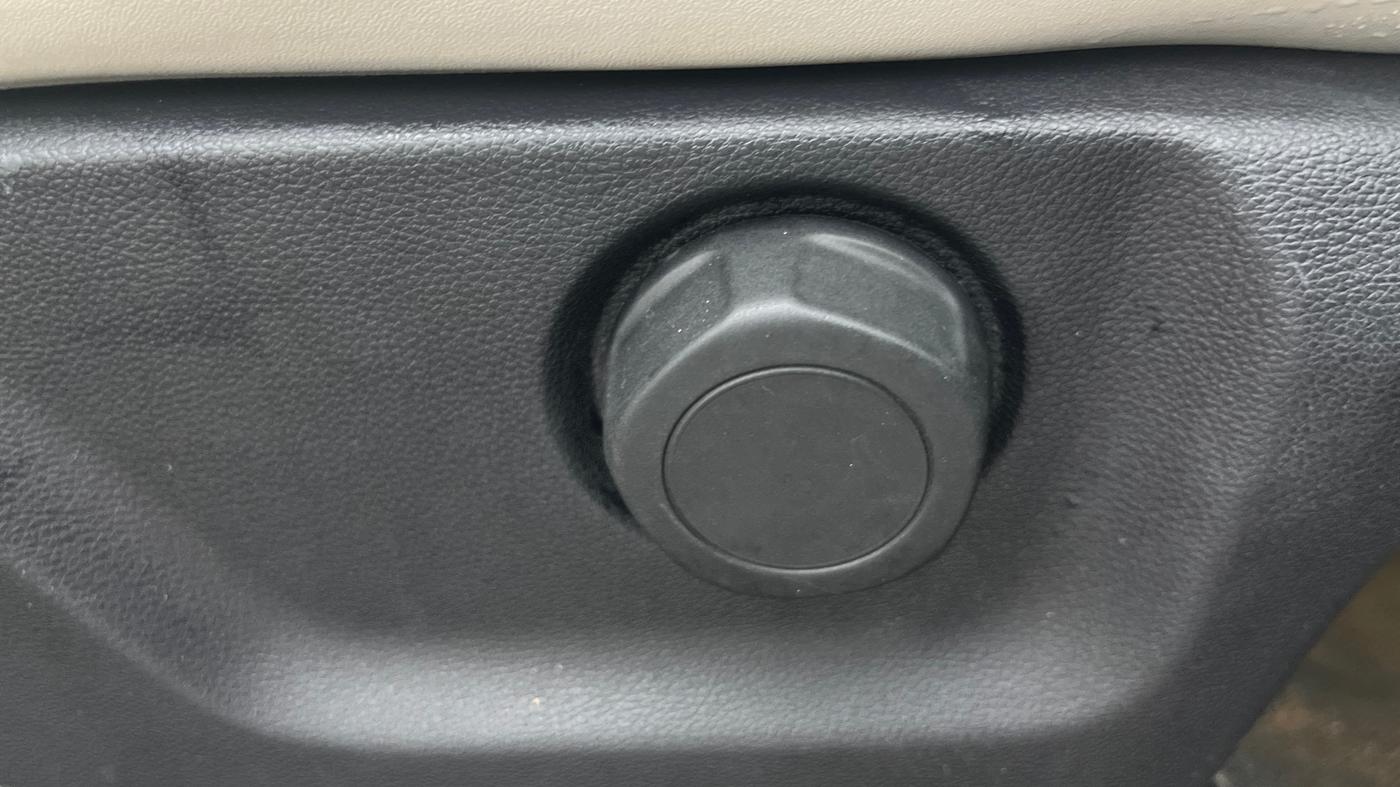 2022 Mahindra XUV700 AX 7 P AT 7 STR, Petrol, Automatic, 49,195 km, Driver Side Adjustment Panel