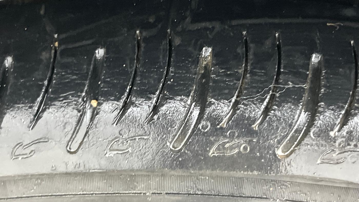 2022 Mahindra XUV700 AX 7 P AT 7 STR, Petrol, Automatic, 49,195 km, Right Rear Tyre Tread