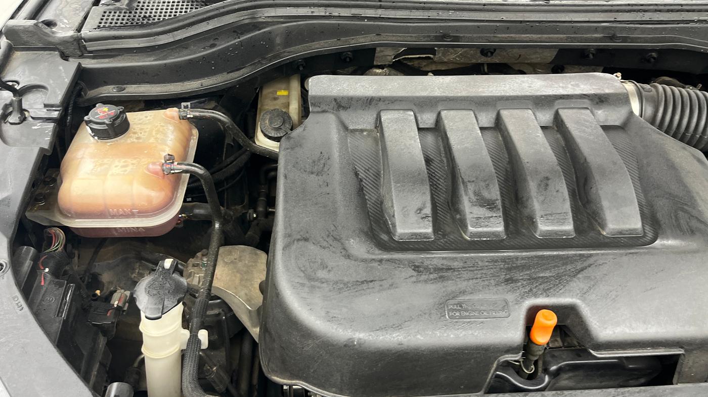2022 Mahindra XUV700 AX 7 P AT 7 STR, Petrol, Automatic, 49,195 km, Engine View - Right
