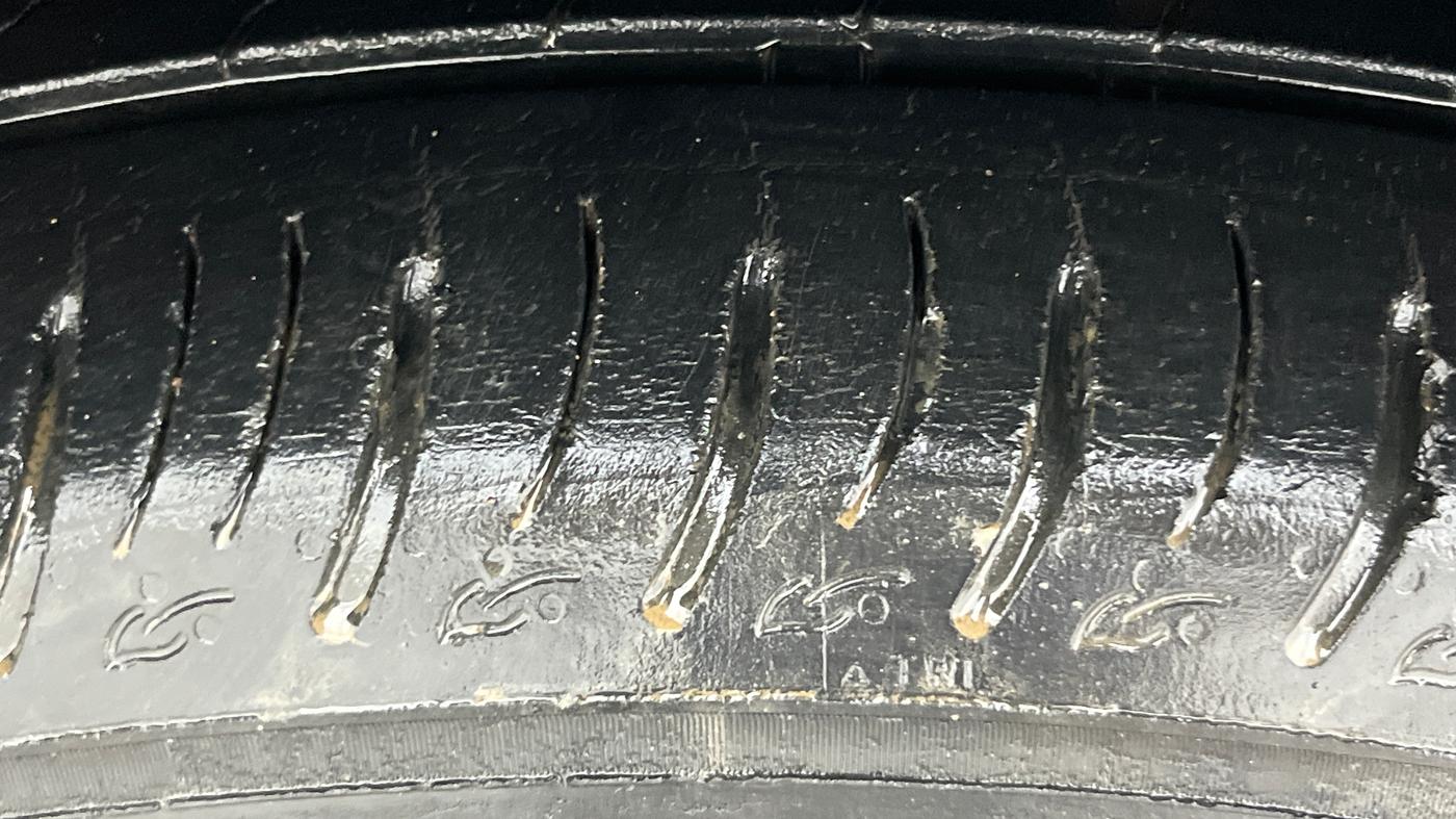 2022 Mahindra XUV700 AX 7 P AT 7 STR, Petrol, Automatic, 49,195 km, Left Front Tyre Tread