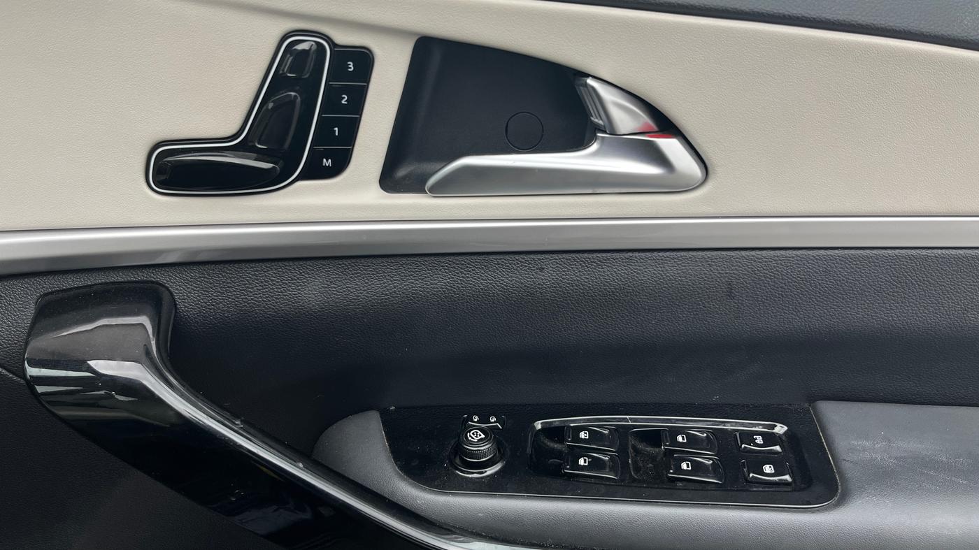 2022 Mahindra XUV700 AX 7 P AT 7 STR, Petrol, Automatic, 49,195 km, Driver Side Door Panels Control