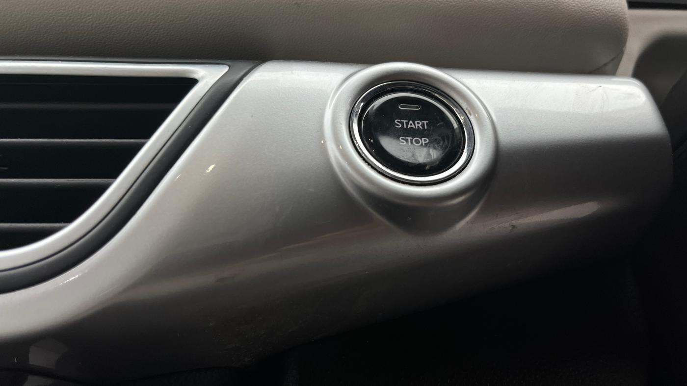 2022 Mahindra XUV700 AX 7 P AT 7 STR, Petrol, Automatic, 49,195 km, Keyless Start/ Stop Button