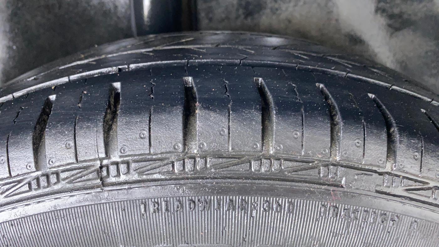 2010 Maruti Swift Dzire ZXI 1.3, Petrol, Manual, 78,054 km, Right Rear Tyre Tread