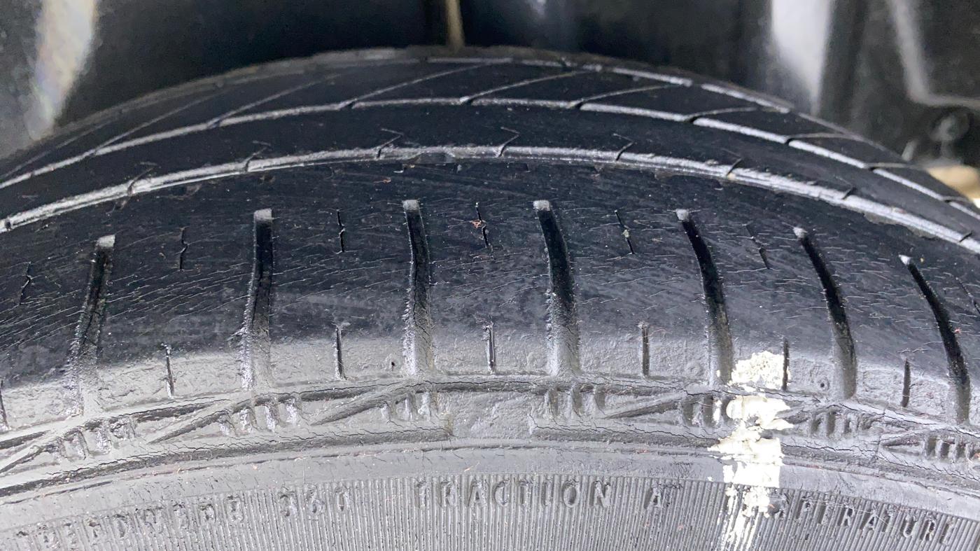 2010 Maruti Swift Dzire ZXI 1.3, Petrol, Manual, 78,054 km, Left Rear Tyre Tread