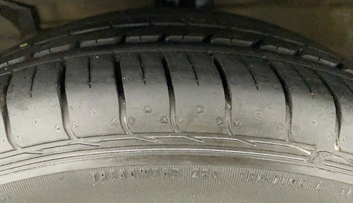 2016 Maruti Ciaz ZXI+, Petrol, Manual, 73,697 km, Left Front Tyre Tread