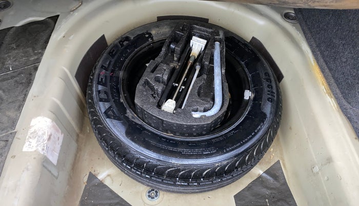 2013 Skoda Rapid AMBITION 1.6 MPI MT PLUS, Petrol, Manual, 66,030 km, Spare Tyre