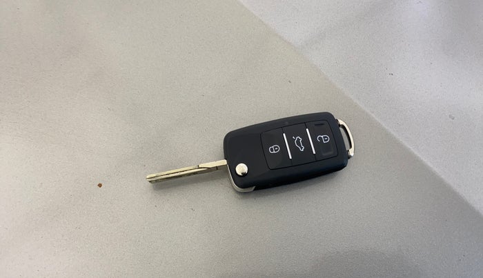 2013 Skoda Rapid AMBITION 1.6 MPI MT PLUS, Petrol, Manual, 66,030 km, Key Close Up