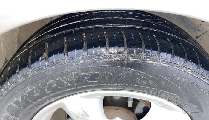 2013 Skoda Rapid AMBITION 1.6 MPI MT PLUS, Petrol, Manual, 66,030 km, Right Front Tyre Tread