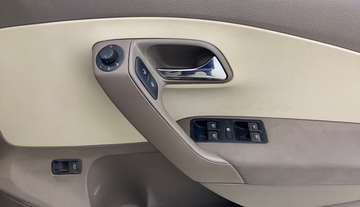 2013 Skoda Rapid AMBITION 1.6 MPI MT PLUS, Petrol, Manual, 66,030 km, Driver Side Door Panels Control