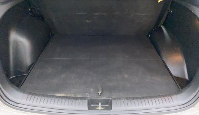 2015 Hyundai Creta SX PLUS 1.6 PETROL, Petrol, Manual, 81,642 km, Boot Inside