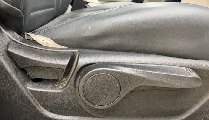 2024 Mahindra XUV 3XO AX5 1.2 L TCMPFi, Petrol, Manual, 27,203 km, Driver Side Adjustment Panel