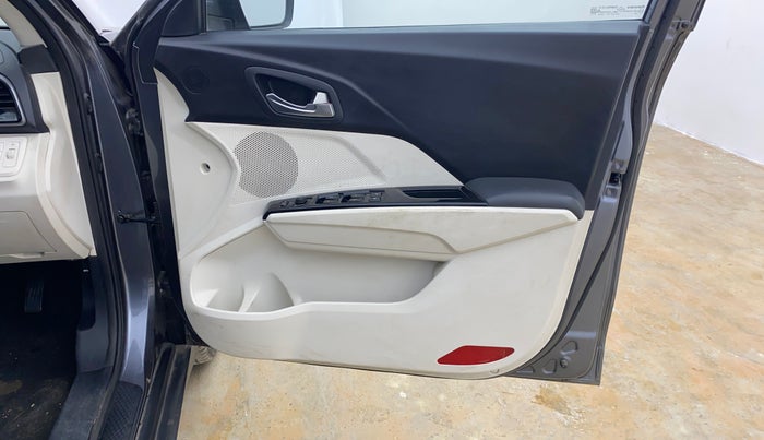 2024 Mahindra XUV 3XO AX5 1.2 L TCMPFi, Petrol, Manual, 27,203 km, Driver Side Door Panels Control