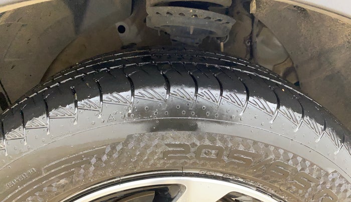 2024 Mahindra XUV 3XO AX5 1.2 L TCMPFi, Petrol, Manual, 27,203 km, Right Front Tyre Tread