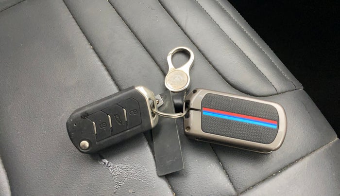 2024 Mahindra XUV 3XO AX5 1.2 L TCMPFi, Petrol, Manual, 27,203 km, Key Close Up