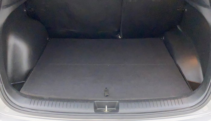 2016 Hyundai Creta SX PLUS AT 1.6 PETROL, Petrol, Automatic, 1,01,064 km, Boot Inside