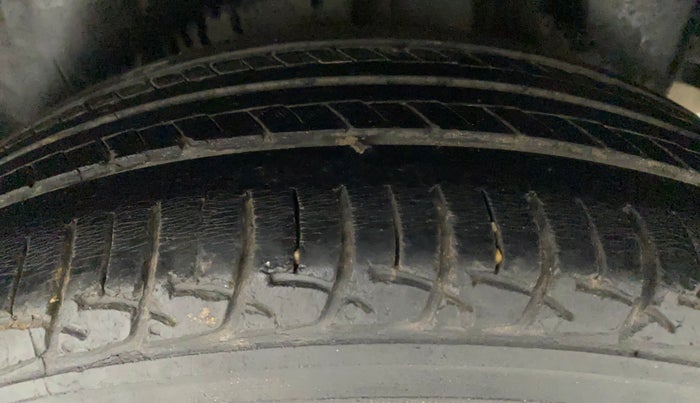 2016 Maruti Ciaz VXI, Petrol, Manual, 1,23,884 km, Left Rear Tyre Tread
