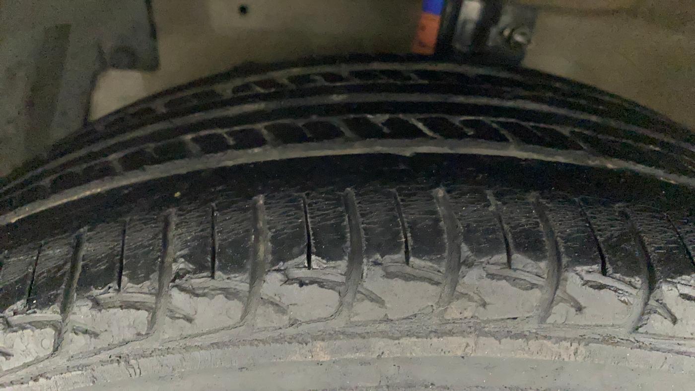 2016 Maruti Ciaz VXI, Petrol, Manual, 1,23,884 km, Left Front Tyre Tread