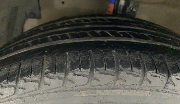 2016 Maruti Ciaz VXI, Petrol, Manual, 1,23,884 km, Left Front Tyre Tread