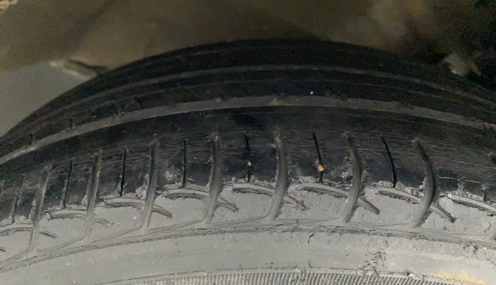 2016 Maruti Ciaz VXI, Petrol, Manual, 1,23,884 km, Right Front Tyre Tread