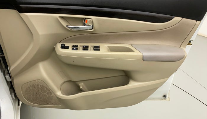 2016 Maruti Ciaz VXI, Petrol, Manual, 1,23,884 km, Driver Side Door Panels Control