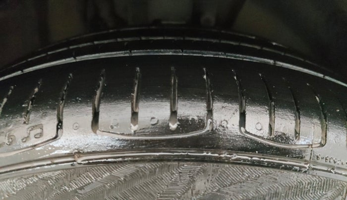 2018 Volkswagen Polo COMFORTLINE 1.0L MPI, Petrol, Manual, 46,386 km, Right Front Tyre Tread