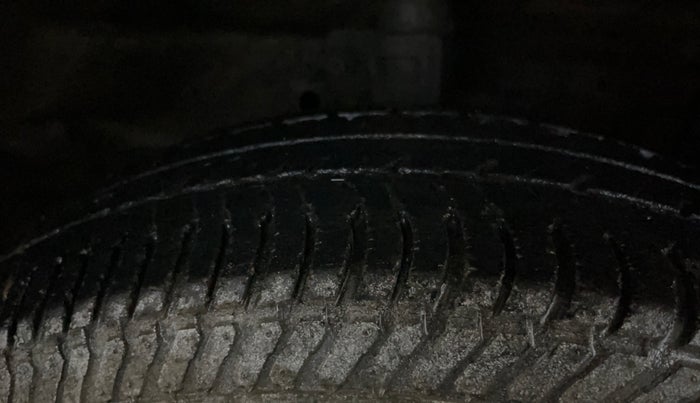 2015 Maruti Swift Dzire LXI (O), Petrol, Manual, 35,987 km, Right Front Tyre Tread