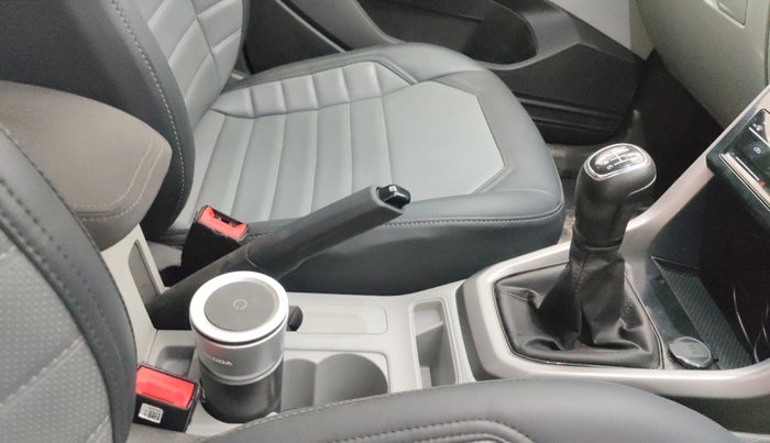 2021 Skoda KUSHAQ AMBITION 1.0L TSI MT, Petrol, Manual, 43,872 km, Gear Lever