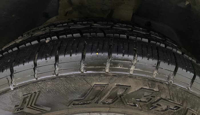 2015 Mahindra XUV500 W8, Diesel, Manual, 1,20,724 km, Right Front Tyre Tread