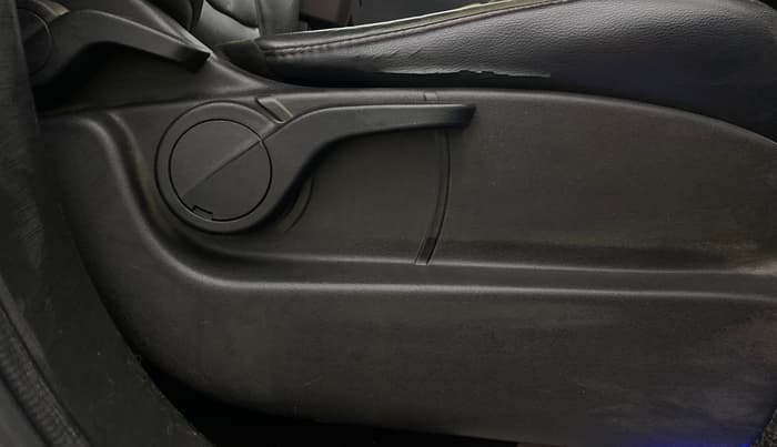 2015 Mahindra XUV500 W8, Diesel, Manual, 1,20,724 km, Driver Side Adjustment Panel