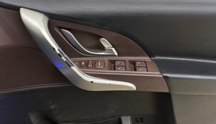 2015 Mahindra XUV500 W8, Diesel, Manual, 1,20,724 km, Driver Side Door Panels Control