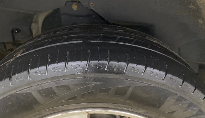 2015 Mahindra XUV500 W8, Diesel, Manual, 1,20,724 km, Right Rear Tyre Tread