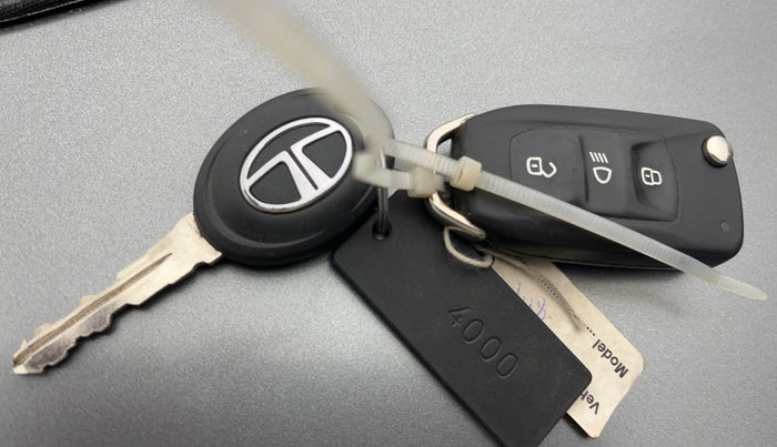 2018 Tata Tiago XM PETROL, CNG, Manual, 73,667 km, Key Close Up