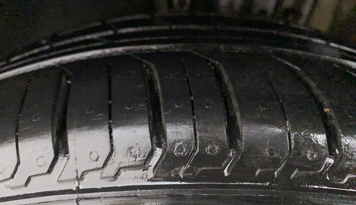 2016 Volkswagen Polo HIGHLINE1.2L, CNG, Manual, 93,683 km, Left Front Tyre Tread