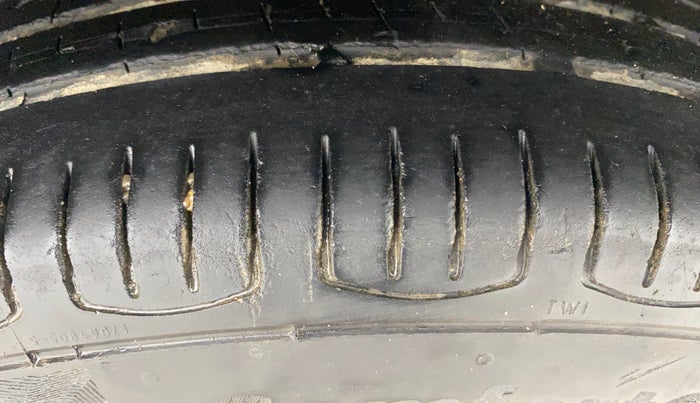 2017 Renault Kwid RXT 1.0 AMT, Petrol, Automatic, 70,086 km, Right Rear Tyre Tread