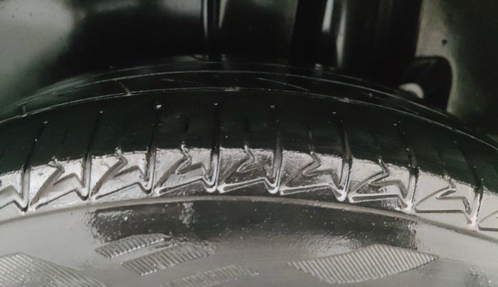 2013 Maruti Ertiga ZXI, Petrol, Manual, 90,276 km, Left Rear Tyre Tread
