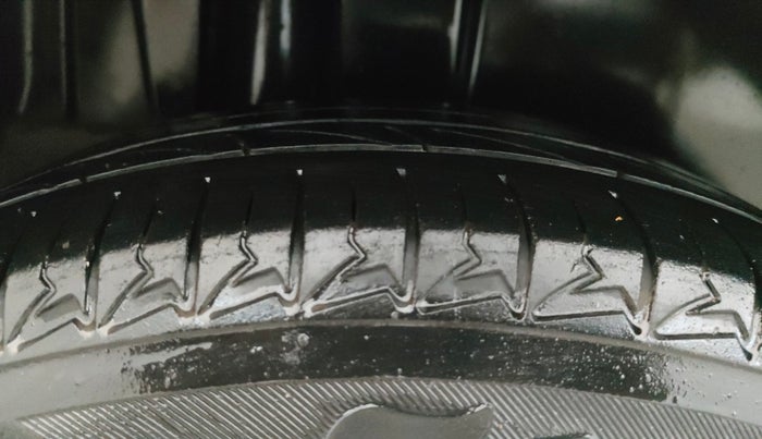 2013 Maruti Ertiga ZXI, Petrol, Manual, 90,276 km, Right Rear Tyre Tread