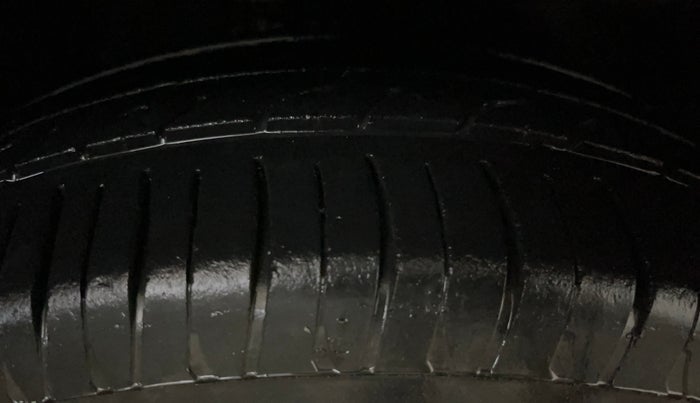2017 Mahindra Kuv100 K6 PLUS 6 STR, Petrol, Manual, 36,967 km, Right Front Tyre Tread