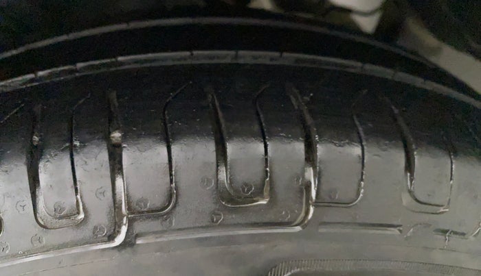 2013 Maruti Swift VXI, Petrol, Manual, 21,150 km, Left Rear Tyre Tread
