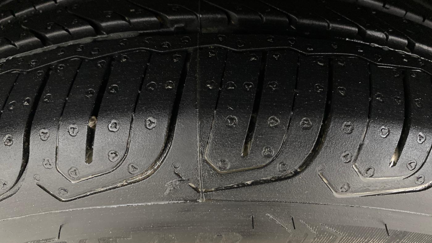 2018 Mahindra KUV 100 NXT K4+ P 6 STR, Petrol, Manual, 35,106 km, Left Front Tyre Tread