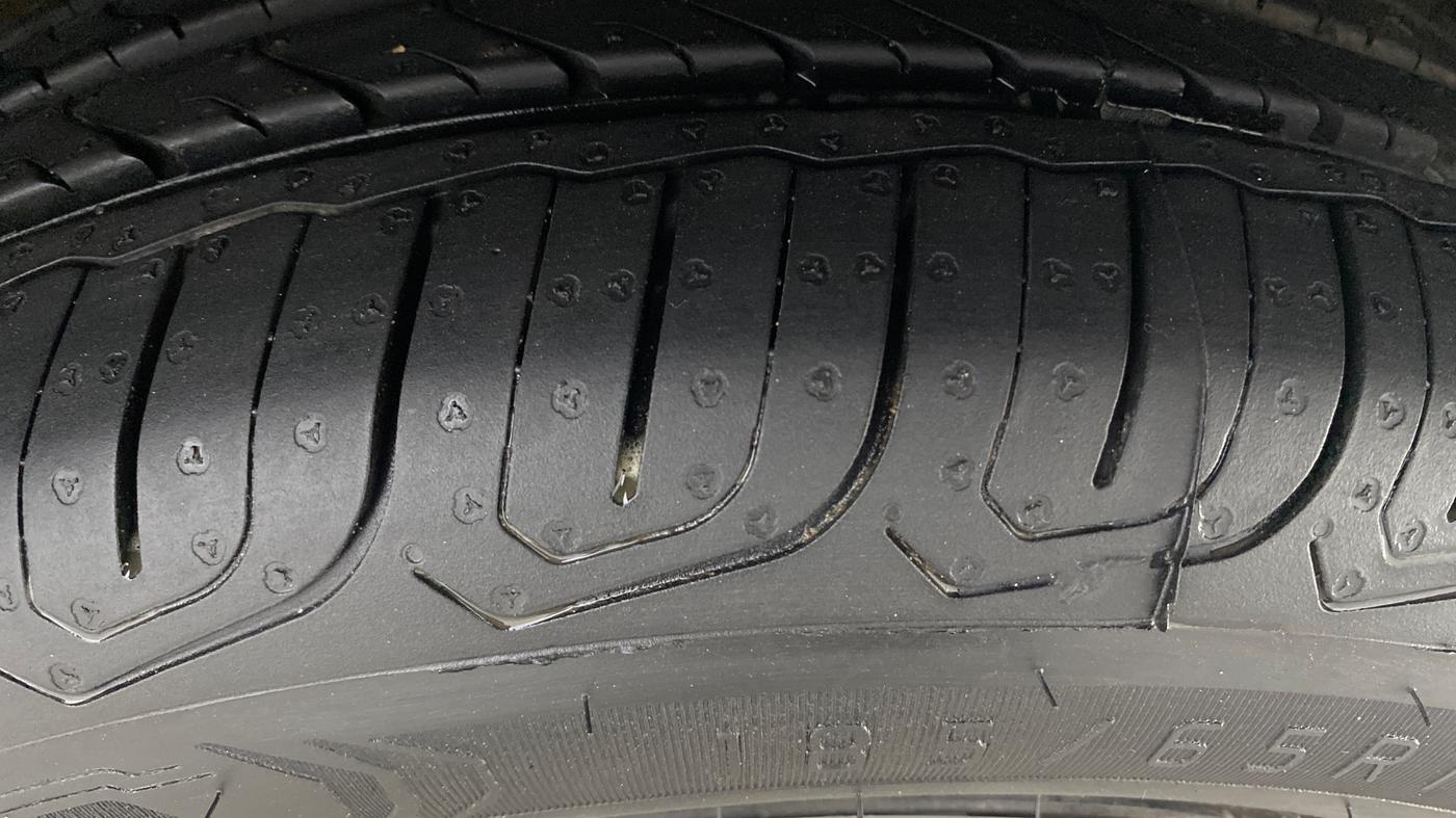 2018 Mahindra KUV 100 NXT K4+ P 6 STR, Petrol, Manual, 35,106 km, Right Front Tyre Tread