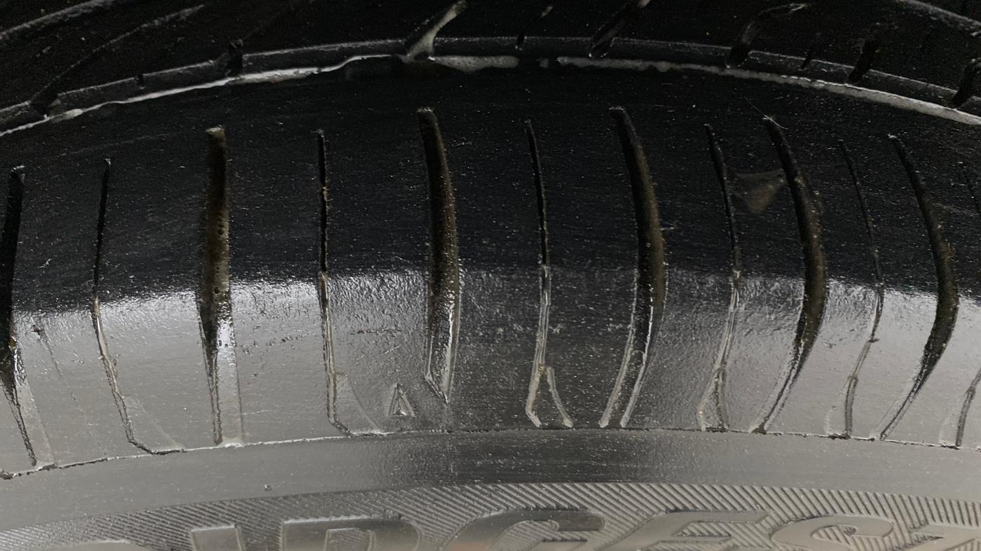 2018 Mahindra KUV 100 NXT K4+ P 6 STR, Petrol, Manual, 35,106 km, Left Rear Tyre Tread
