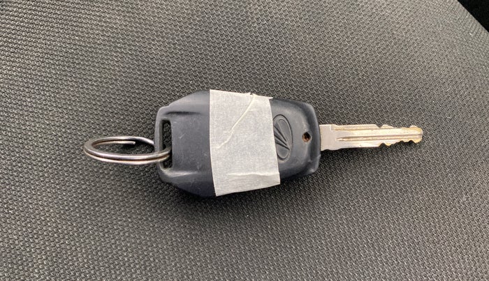 2018 Mahindra KUV 100 NXT K4+ P 6 STR, Petrol, Manual, 35,106 km, Key Close Up