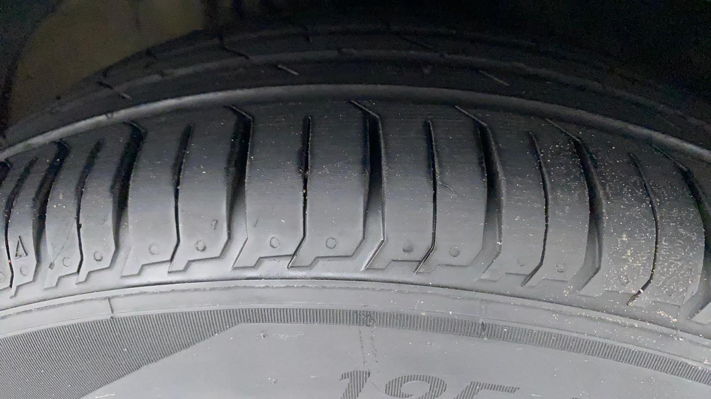 2012 Volkswagen Vento HIGHLINE DIESEL 1.6, Diesel, Manual, 1,16,545 km, Right Front Tyre Tread