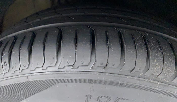 2012 Volkswagen Vento HIGHLINE DIESEL 1.6, Diesel, Manual, 1,16,545 km, Right Front Tyre Tread