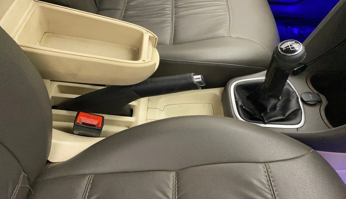 2012 Volkswagen Vento HIGHLINE DIESEL 1.6, Diesel, Manual, 1,16,545 km, Gear Lever